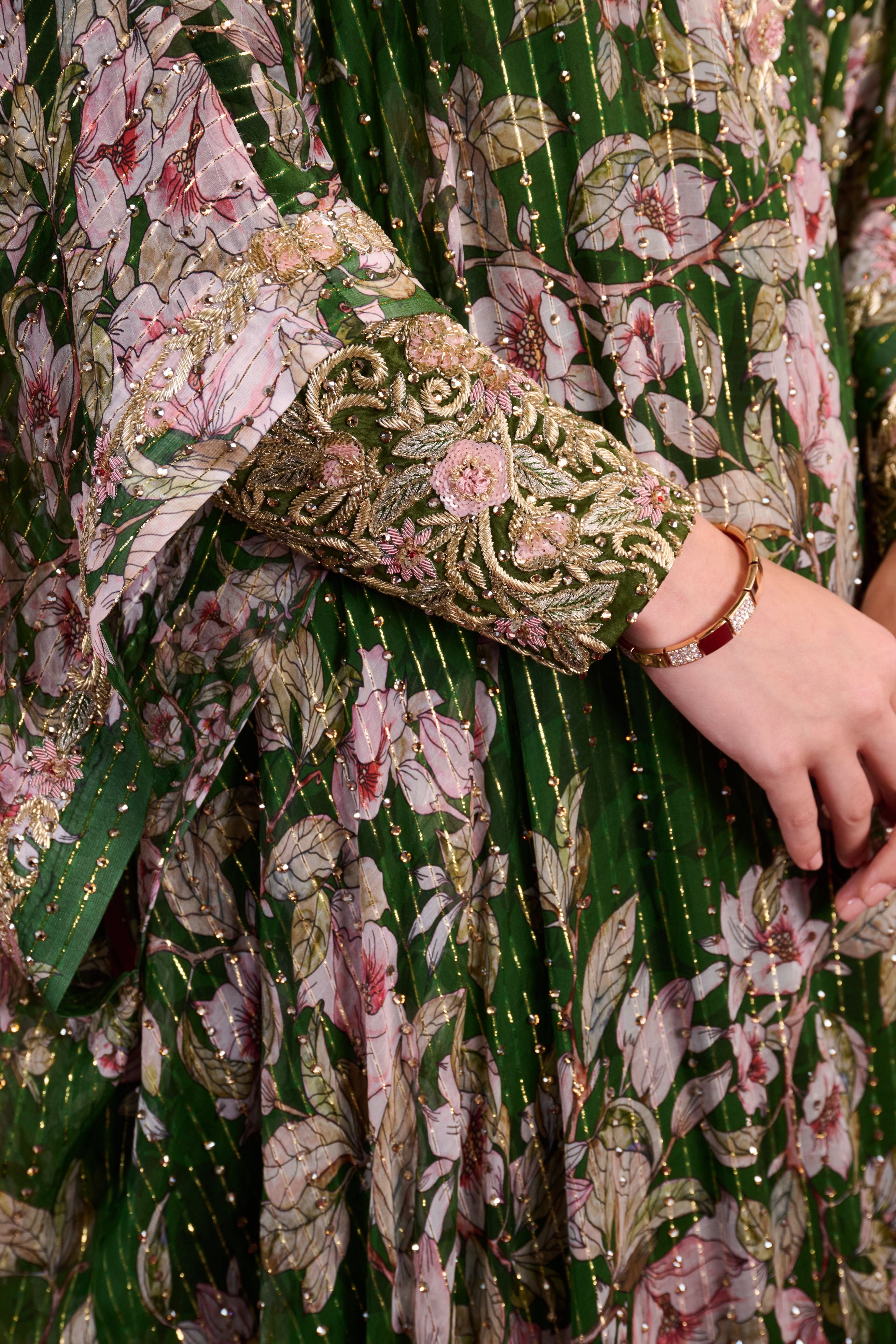 Mahra Thoub - AED 6750 (FEATURED IN IMAGE)